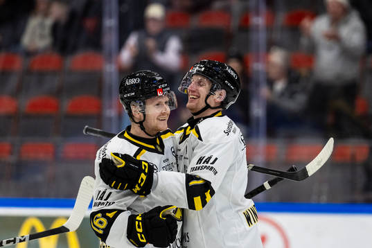 AIKs Ole Einar Egeland Andersen och Filip Windlert  jublar