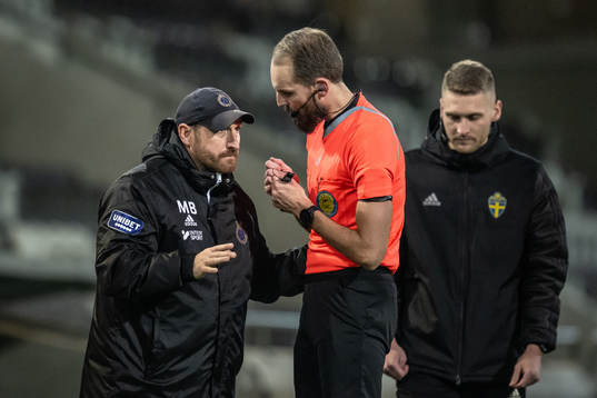 Gefles tränare Mikael Bengtsson i samtal med domare