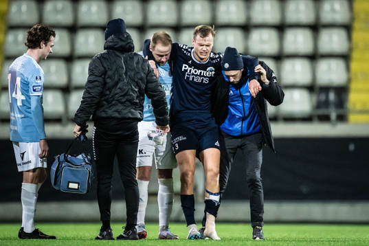 Gefles Oscar Lundin ser Utsiktens Jesper Brandt utgå