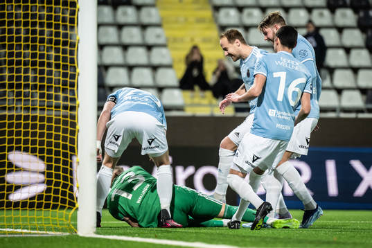 Gefles målvakt Robin Wallinder jublar