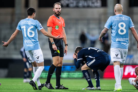 Gefles Kevin Persson reagerar mot domare Andreas