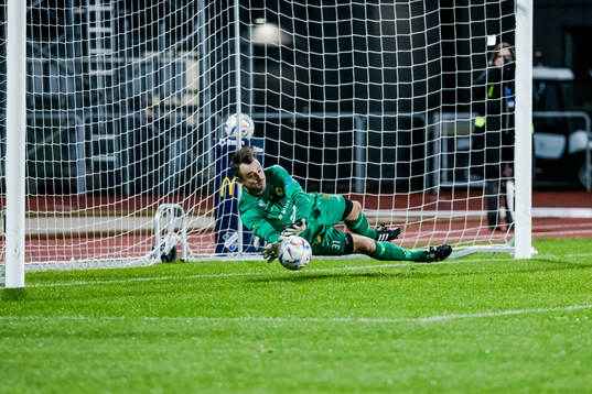 Ahlafors målvakt  Andreas Skånberg räddar en straff