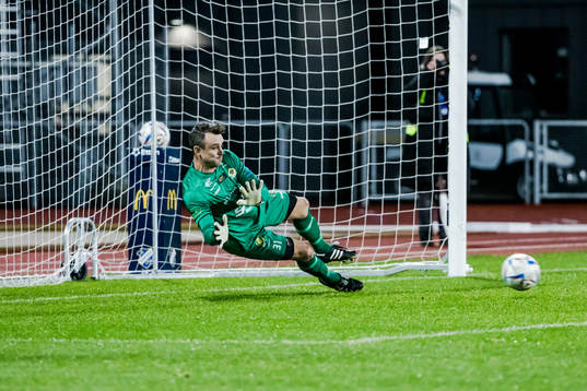 Ahlafors målvakt  Andreas Skånberg räddar en straff