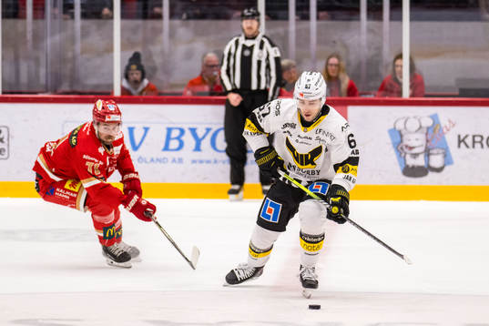 Kalmar HCs Gabriel Olsson och Västerås IKs Konstantin