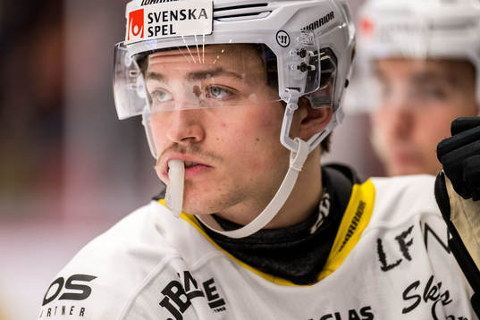 Västerås IKs Hannes Hellberg med ett hlsskydd