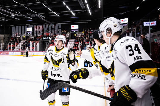 Västerås Nicholas Hutchison jublar