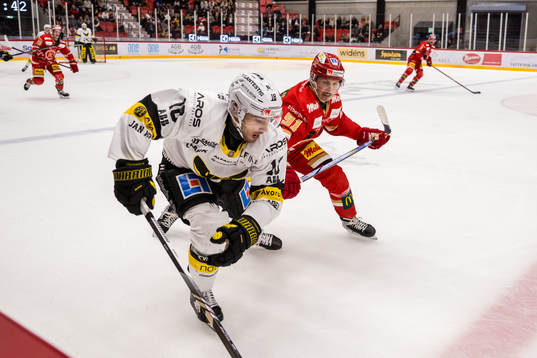 Västerås IKs Shane Gersich och Kalmar HCs Victor Laz