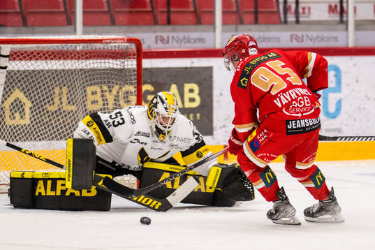 Västerås IKs målvakt Niilo Halonen och Kalmar HCs Teemu