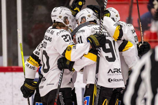 Västerås IKs Nicholas Hutchison jublar