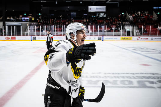 Västerås Nicholas Hutchison jublar