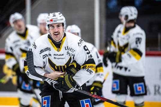 Västerås Nicholas Hutchison jublar