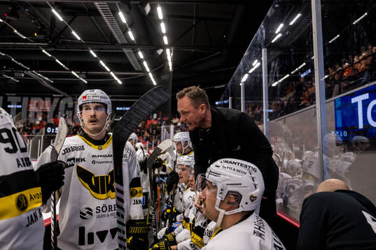 Västerås IKs tränare Karl Helmersson deppar