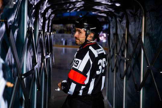 Domare Mattias Enroth innan ishockeymatchen i