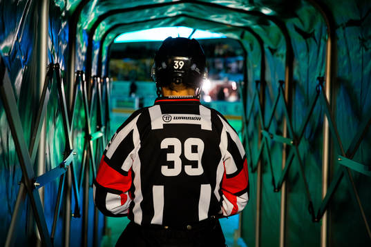 Domare Mattias Enroth innan ishockeymatchen i