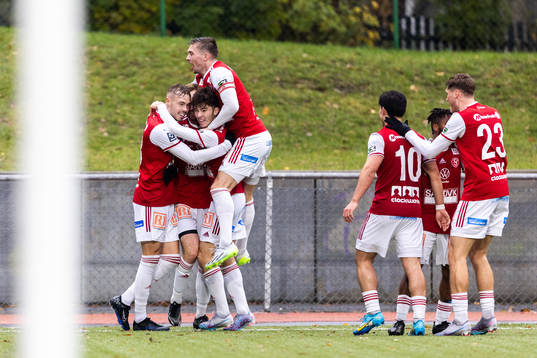 Sandvikens Martin Springfeldt jublar med lagkamrater