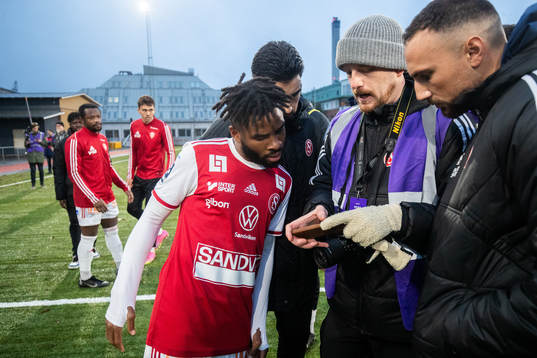 Sandvikens John Junior Igbarumah följer matchen mellan