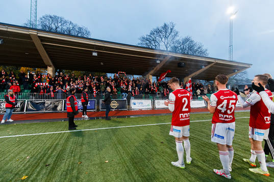 Sandvikens spelare tackar publiken