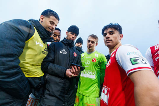 Sandvikens spelare följer matchen Täby - Nordic United