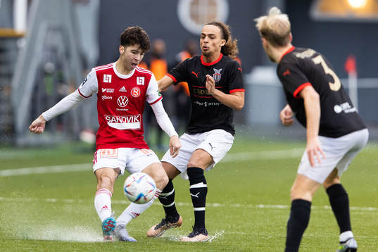 Sandvikens Adam Kiani och FC Stockholms Maill Lundgren