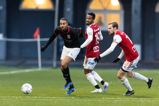 FC Stockholms Alexander Andue jagas av Sandvikens Yannick