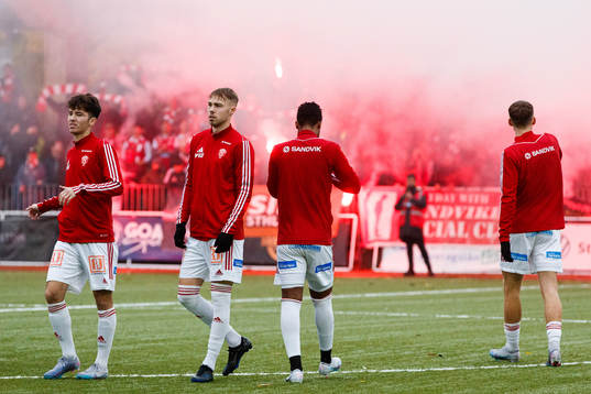 Sandvikens spelare innan avspark av fotbollsmatchen i Ettan