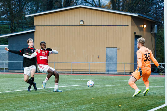 FC Stockholms Linus Mattsson stör Sandvikens Lague