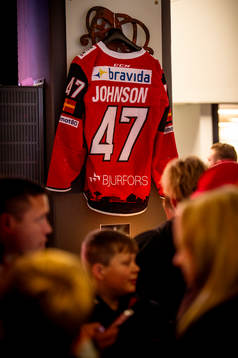 Bortgångne Adam Johnsons tröja i Malmö arenas foajé