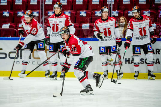 Örebros Elias Ekström värmer upp innan ishockeymatchen i
