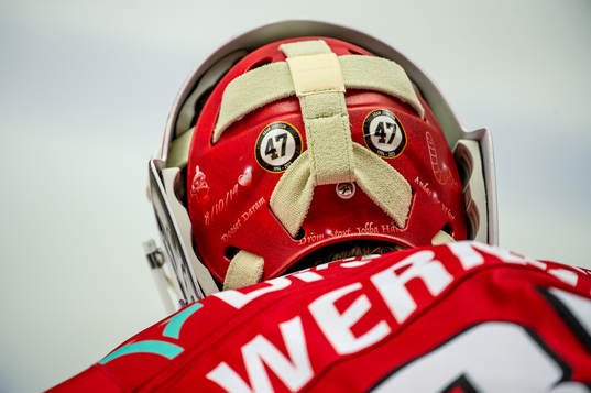 Malmö Redhawks målvakt Adam Werner bär en hjälp med