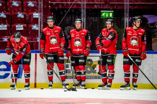 Malmö Redhawks spelare värmer upp innan ishockeymatchen i