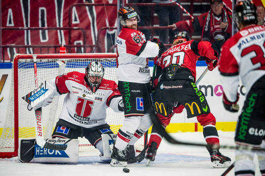Malmö Redhawks Thomas Berg Paulsen mot Örebros målvakt