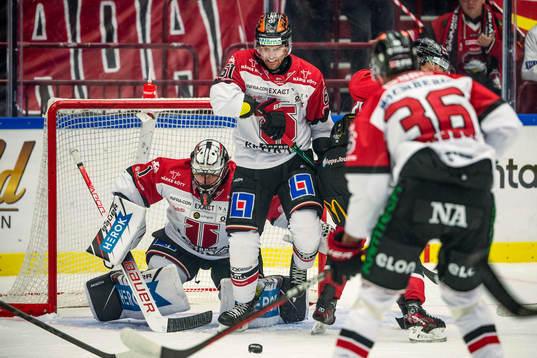 <rörigt framför Örebros målvakt Jhonas Enroth