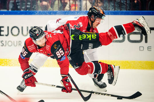 Malmö Redhawks Carl Persson mot Örebros Rasmus Rissanen