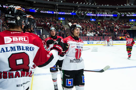 Örebros Emil Larsson jublar