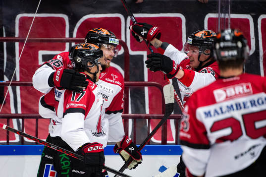 Örebros Emil Larsson jublar