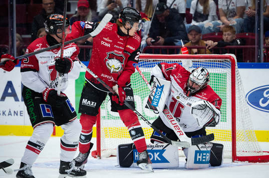 Malmö Redhawks Anton Wahlberg och Örebros målvakt Jhonas