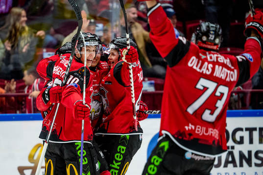 Malmö Redhawks Joakim Ryan jublar med lagkamraterna
