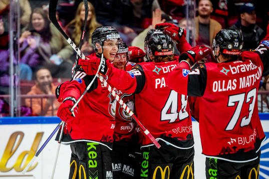 Malmö Redhawks Joakim Ryan jublar med lagkamraterna
