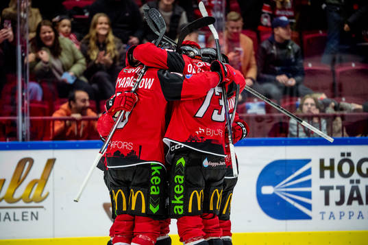 Malmö Redhawks Joakim Ryan jublar med lagkamraterna