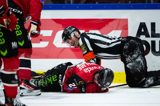 Malmö Redhawks Teemu Kivihalme har ont