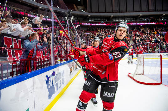 Malmö Redhawks Albert Sjöberg jublar