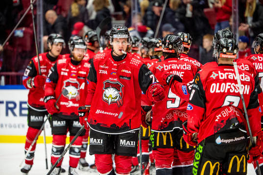 Malmö Redhawks Adam Ollas Mattsson jublar med lagkamraterna