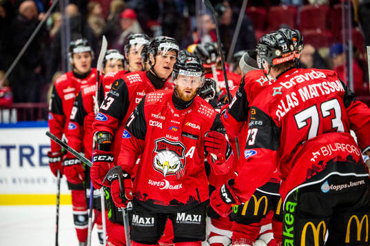 Malmö Redhawks Joakim Ryan jublar med lagkamraterna