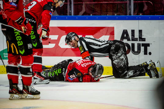 Malmö Redhawks Teemu Kivihalme i krock med domaren