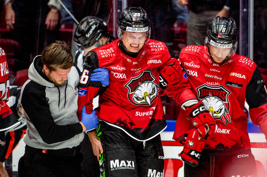 Malmö Redhawks Teemu Kivihalme hjälps av isen