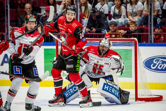 Malmö Redhawks Anton Wahlberg mot Örebros målvakt Jhonas
