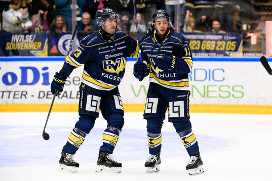 HV71s Nicholas Shore och Isac Brännström jublar