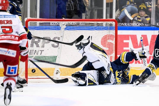 MoDos Mikkel Aagaard (ej i bild) gör 1-1 bakom HV71s