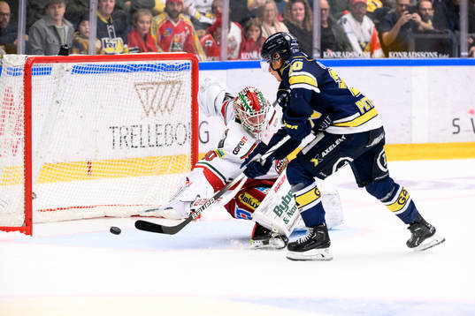 MoDos målvakt Lassi Lehtinen och HV71s André Petersson