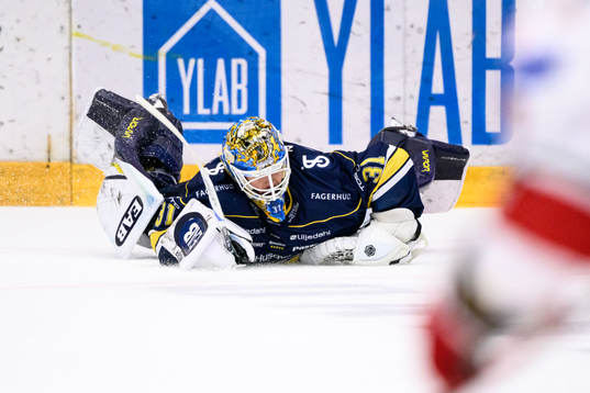 HV71s målvakt Joni Ortio faller